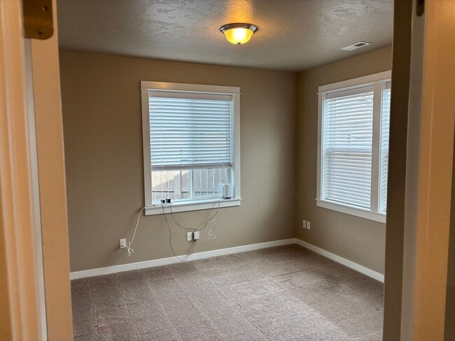 Photo - Redmond Home with Large Fenced Yard and Covered Patio