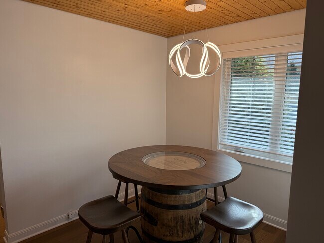 Photo - 521 N Oak St