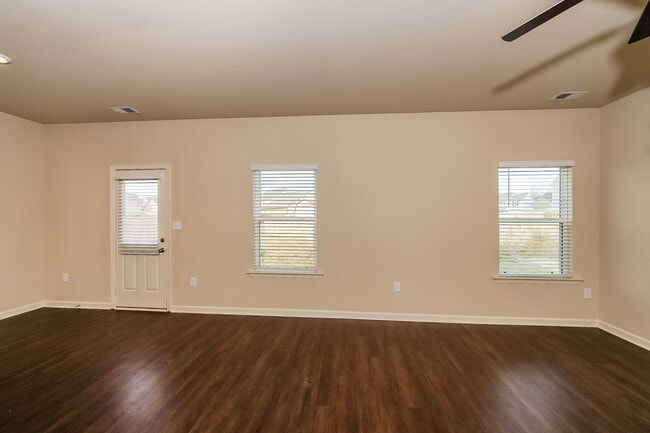 Photo - 535 Clover Cir