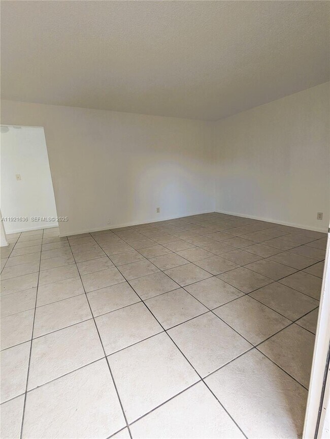 Photo - 31 SE 2nd Ave Unidad 207