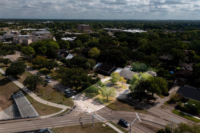 Building Photo - 6119 S Braeswood Blvd