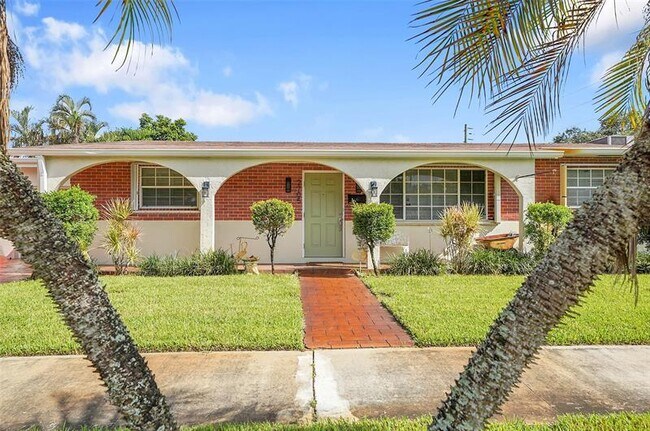 Photo - 2705 Roosevelt St