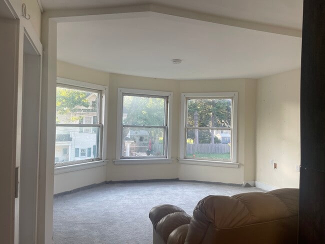 Building Photo - 301 Riverside Ave Unit 2 fl front Rental