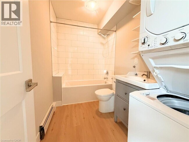 Photo - 310 Barton St E Unité A