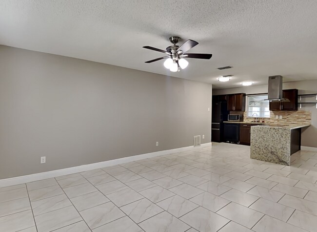 Photo - 241 W Citrus St