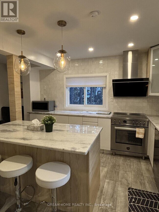 Photo - 160 Olde Bayview Ave