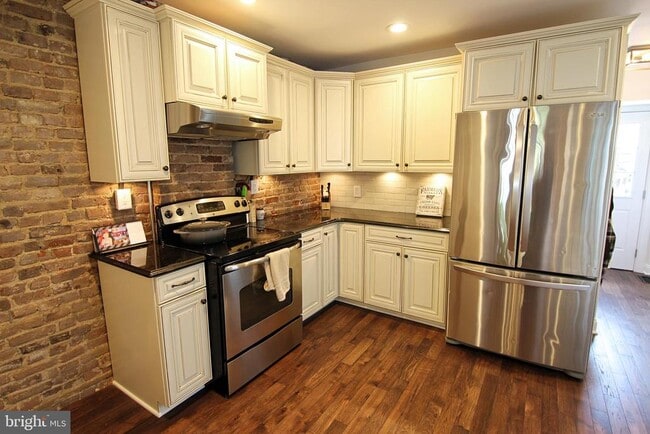 Photo - 154 Wood St
