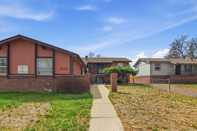 Photo - $1,400.95 with $300.00 off the first month's rent, 2 Beds - 1 Bath, Triplex in Aurora with Washer... Unidad 4