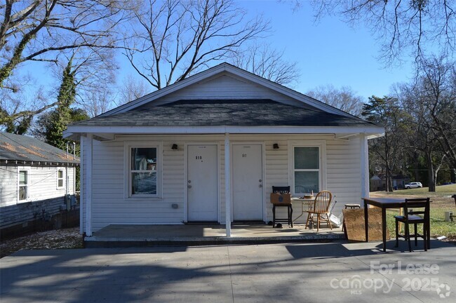 Building Photo - 515 S Elm St Rental