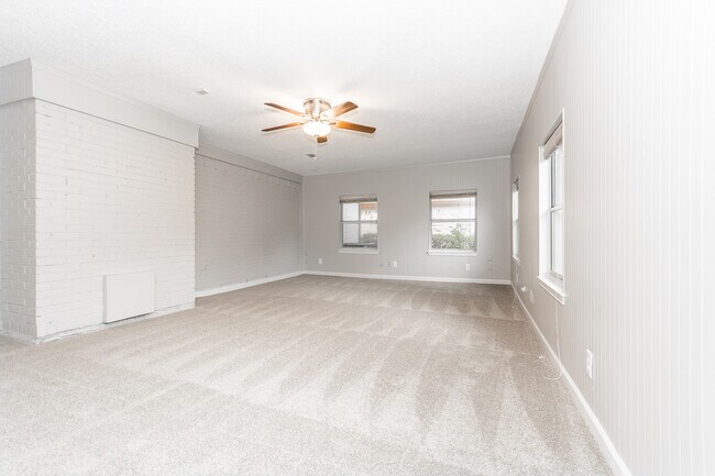 Photo - 2323 Luau St