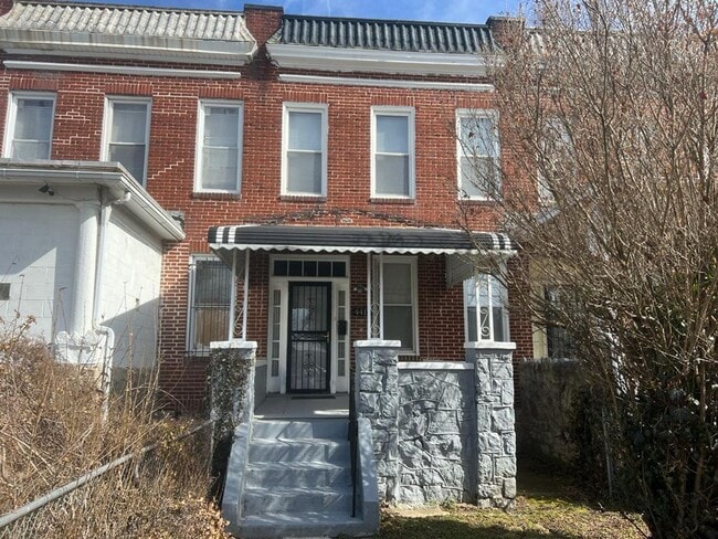 Building Photo - Big 2 bedroom home, fully rehabbed with la...