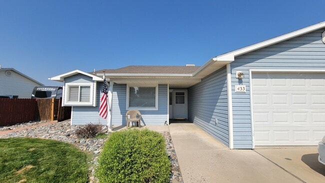 Building Photo - 3 Bedroom Home with 2-Car Garage & Spacious Fenced Yard