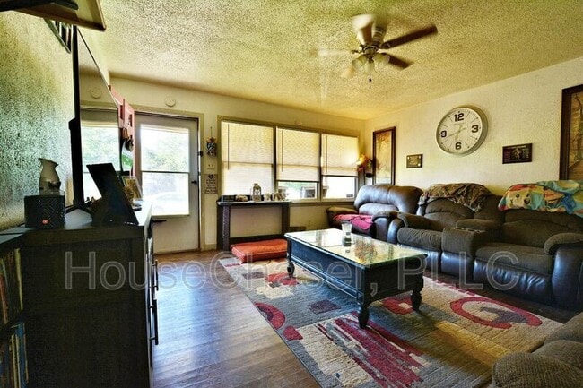 Photo - 5004 40th St