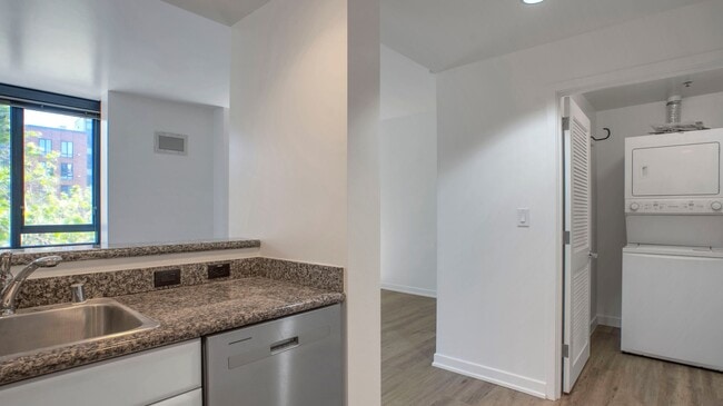 Photo - 250 King St Unit King