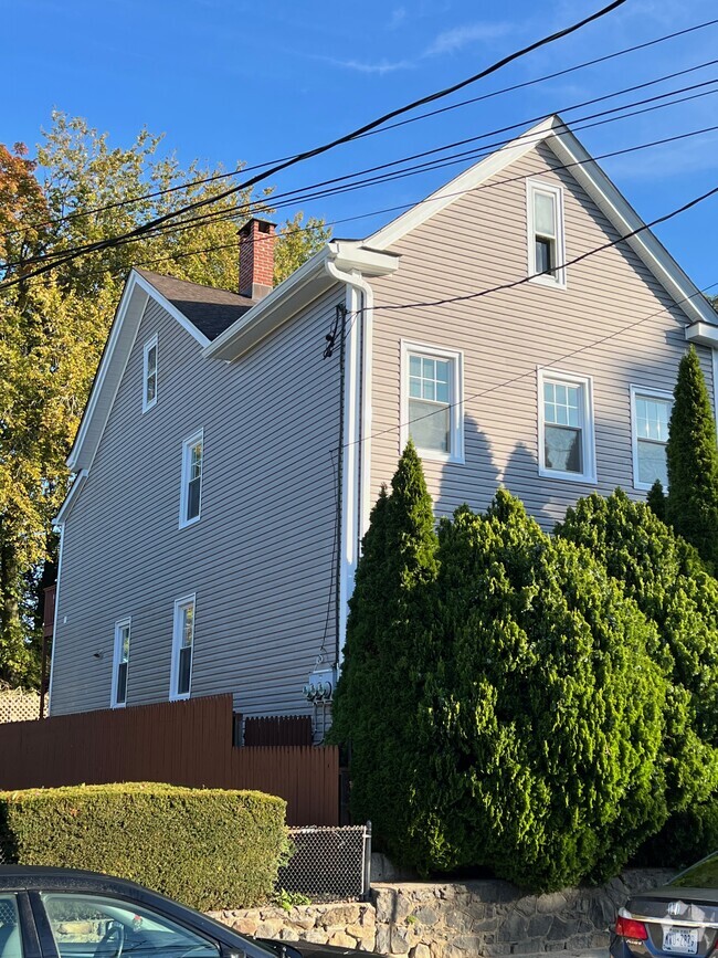 Building Photo - 11 Howard St Unit 2# Rental