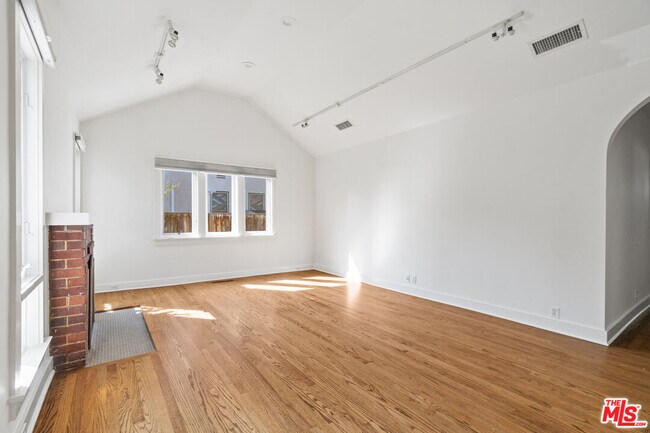 Photo - 949 S Muirfield Rd