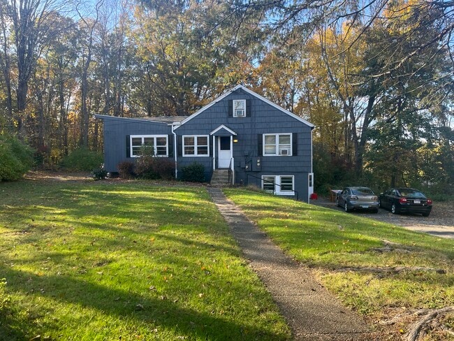 Spacious lawn in safe neighborhood - 1 Minnesota Rd Unit apt # 1