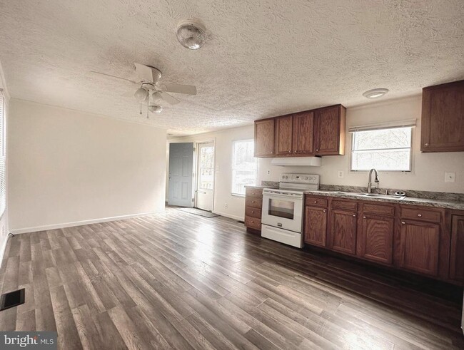 Photo - 410 Melvin Ave