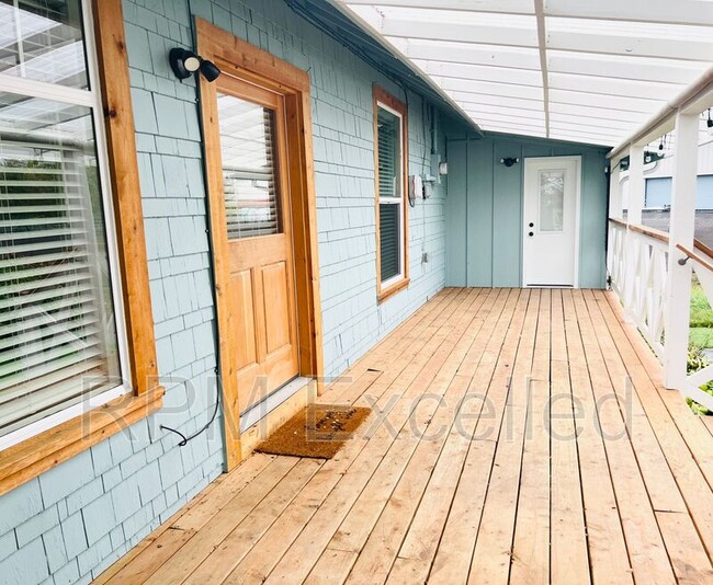 Photo - 1528 Steele Ave