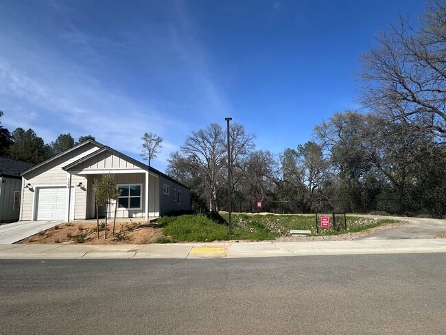 Building Photo - Newly built homes with City of Redding solar!