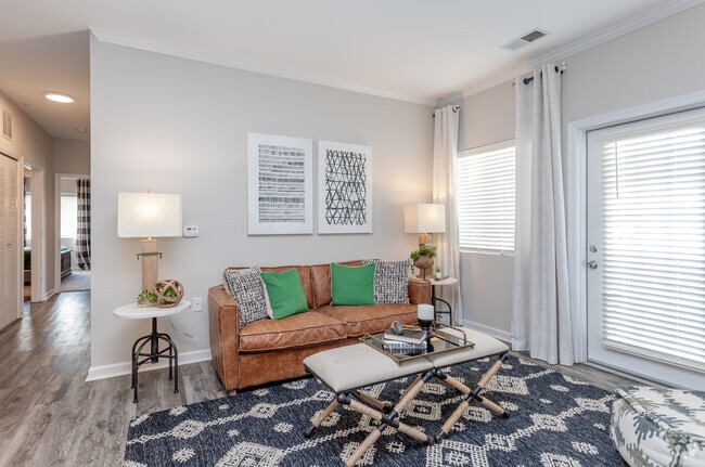 2BR, 2BA - 1075SF - Living Area