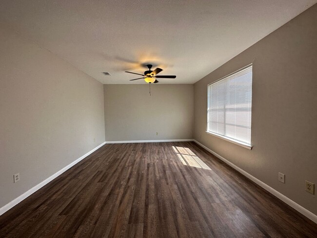 Sanger Avenue TriPlexes *LEASING SPECIAL A... - Sanger Avenue TriPlexes *LEASING SPECIAL A... Casa