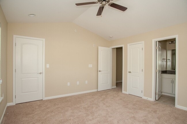Photo - 3 Bedroom Townhouse at the Woodlands - END UNIT * only $500 deposit - End Unit Unidad #201
