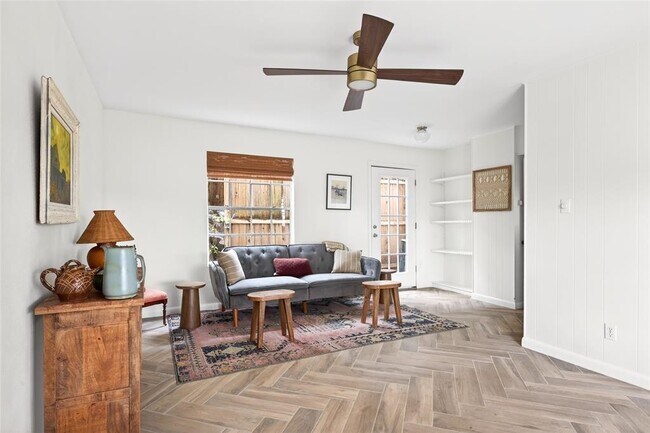 Building Photo - 1700 Houston St Unit 102