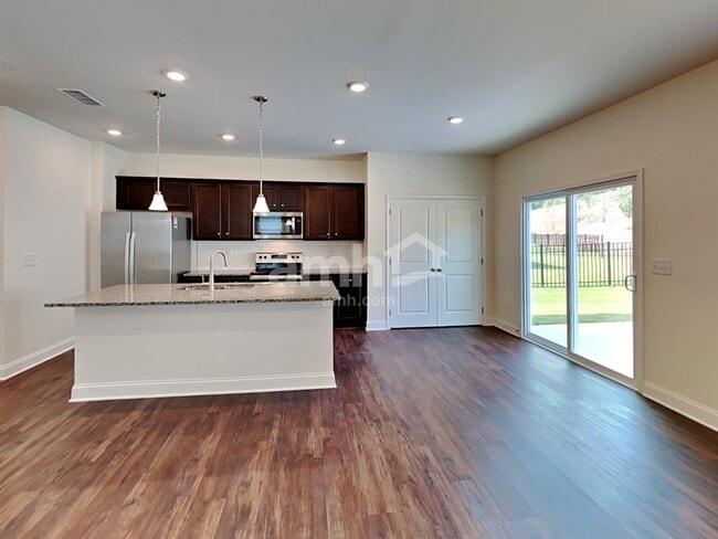 Photo - 816 Headland Wy