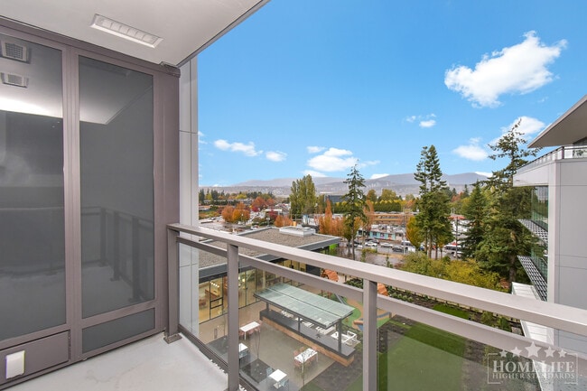 Photo - Stunning 1 Bed 1 Bath + Den Condo for Rent in Surrey City Centre's Modern Flamingo Building! Unité 711