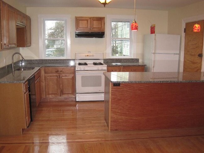 Building Photo - Nicely renovated 3 bed unit at an unbeatable price!