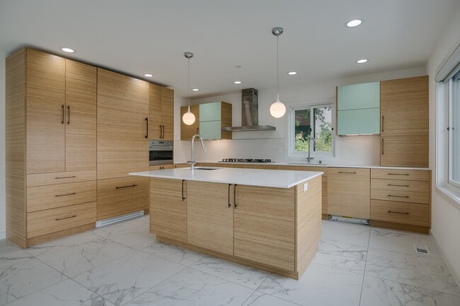 Photo - Stunning 5 Bedroom Juanita Bay Home For Rent!