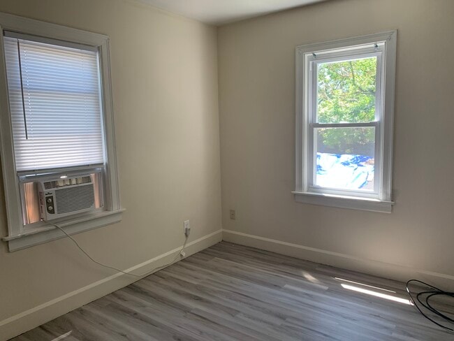 Photo - 1924 Maple Ave NE