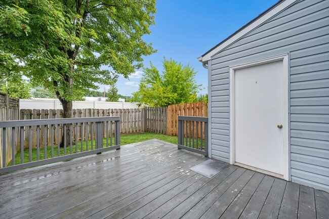 Photo - 411 Old Oak Pl