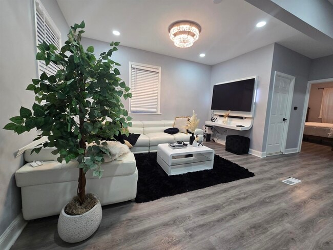 Photo - 262 Pindle Ave