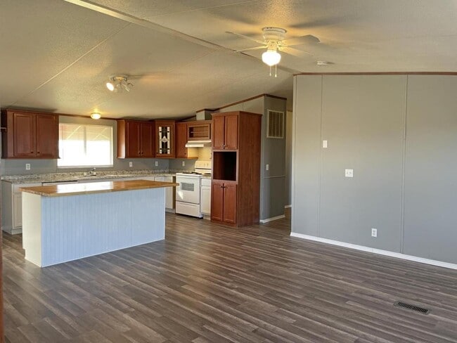 Photo - 9624 Clark St