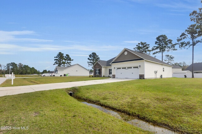Photo - 174 Finch Ln