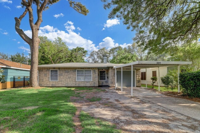 Building Photo - 1009 15th Ave N