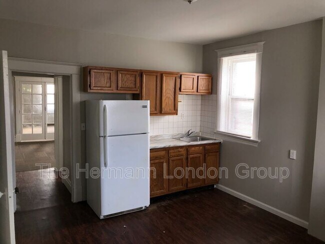 4245-4247-4247 Iowa Ave Unit 4247 1st floor