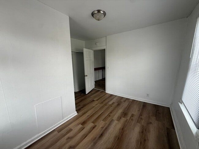 Photo - 1 bedroom, 1 bathroom Apartment! AVAILABLE NOW! Unit Apt #04