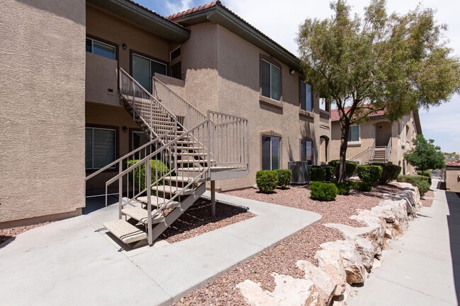1st floor two bedroom in upscale NW commun... - 1st floor two bedroom in upscale NW commun... House