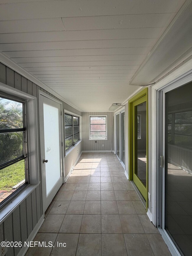 Photo - 736 W King St