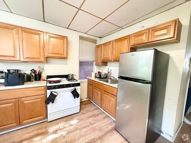 Building Photo - 1572 Tremont St Unit 2 Rental