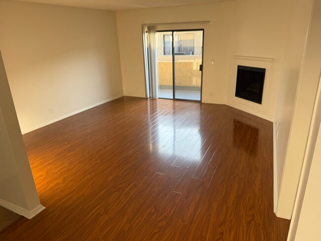 Building Photo - 14942 Burbank Blvd Rental