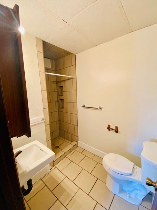 Photo - 1237 E Walnut St Unit B