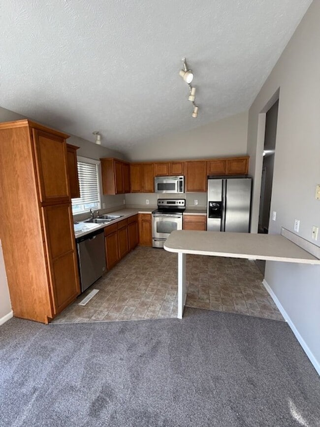 Photo - Comfortable & Convenient 3 Bedroom Near Recreation & Trails!!