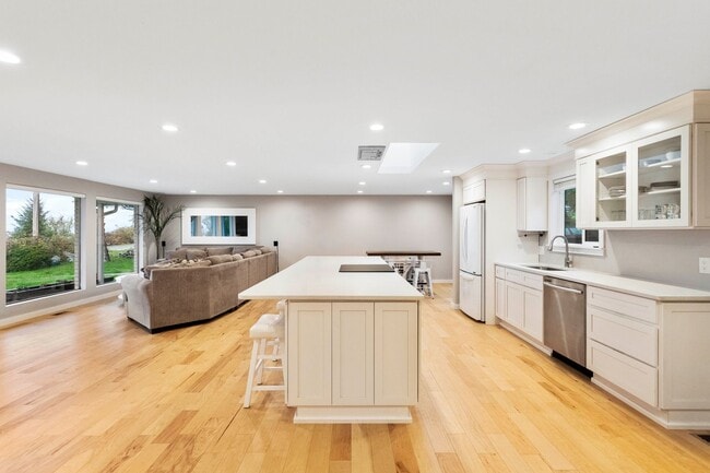 Photo - Spectacular View - 3bd/2ba - Custom Remodel - Group and Pet Friendly