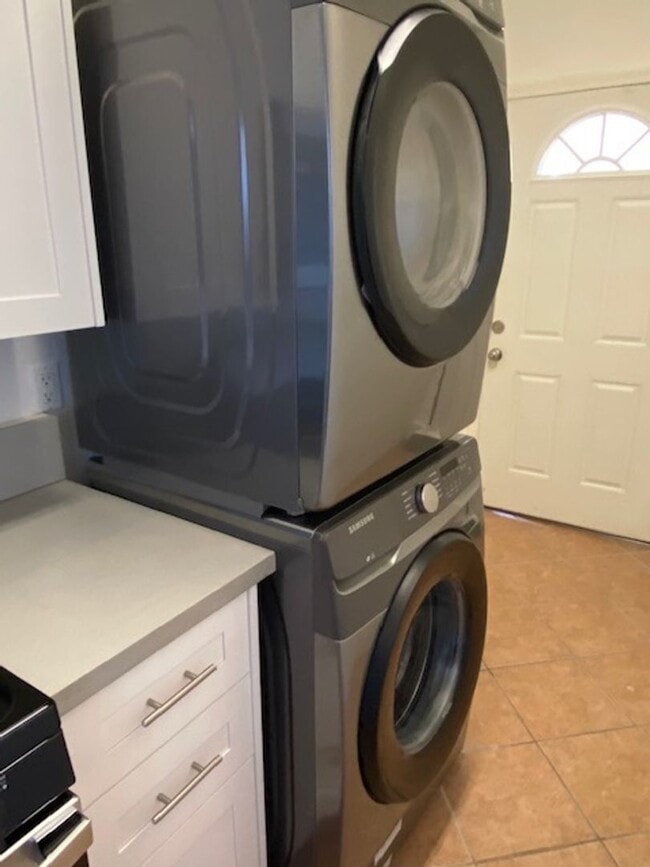 Photo - Available Now!! 1 Bedroom 1 Bathroom Back Unit