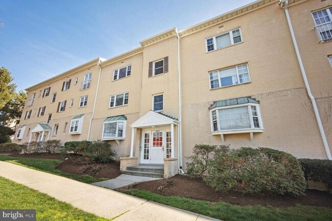 Photo - 6243 Wilson Blvd Unidad 301