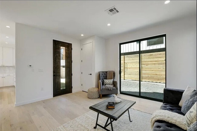 Photo - 2423 Wilson St